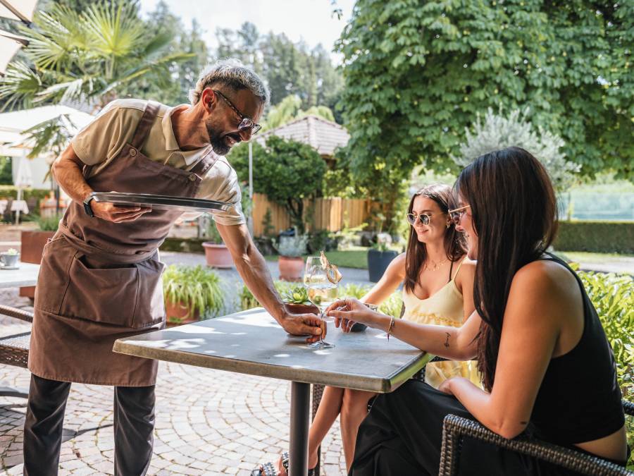 Aperitif auf Terrasse mit Model - Hotel Flötscherhof