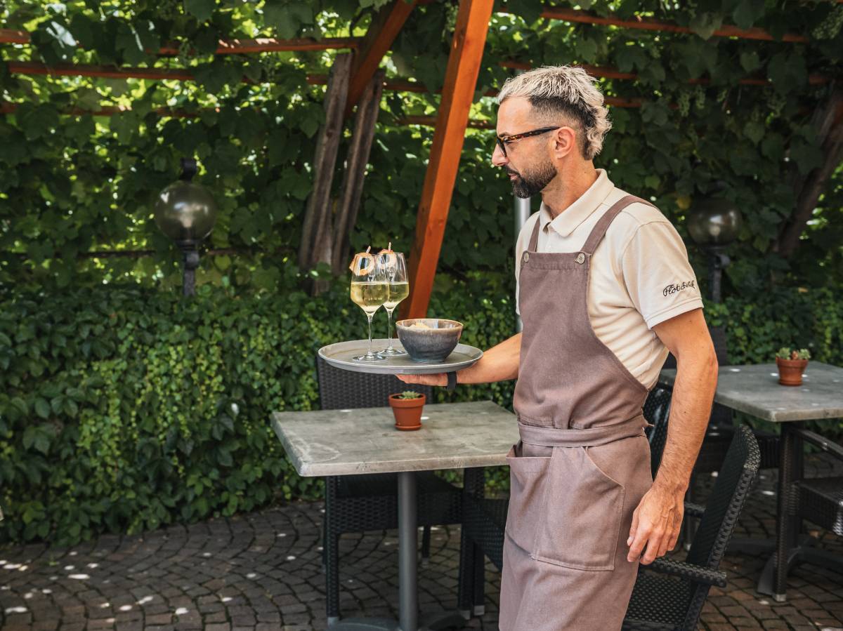 Kellner mit Aperitif - Hotel Flötscherhof