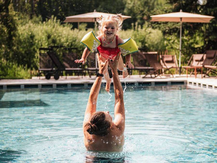 Kinder im Pool - Hotel Flötscherhof